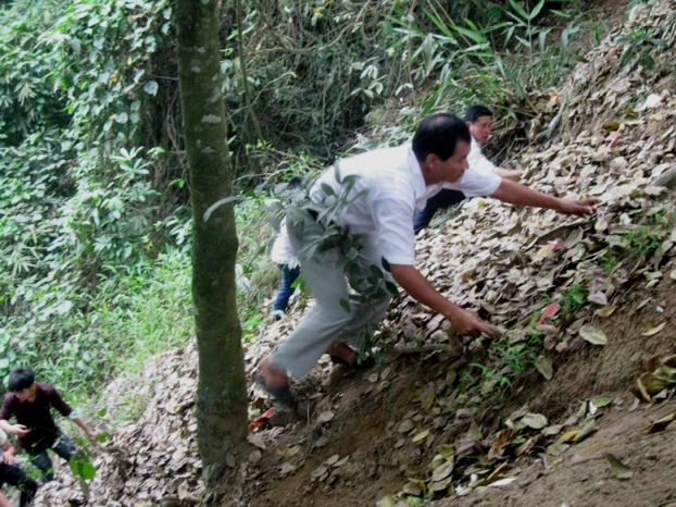 V&aacute;ch n&uacute;i nghi&ecirc;ng 30 độ, kh&aacute; nguy hiểm