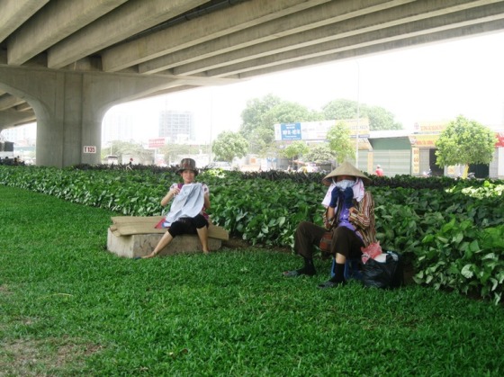 Người lao đ&ocirc;̣ng t&acirc;̣n dụng những bóng r&acirc;m tại các g&acirc;̀m c&acirc;̀u, c&acirc;y c&ocirc;́i đ&ecirc;̉ tránh những cái nắng gay gắt trưa hè