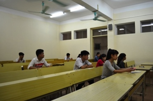 Học sinh chu&acirc;̉n bị chính thức bước vào giờ thi