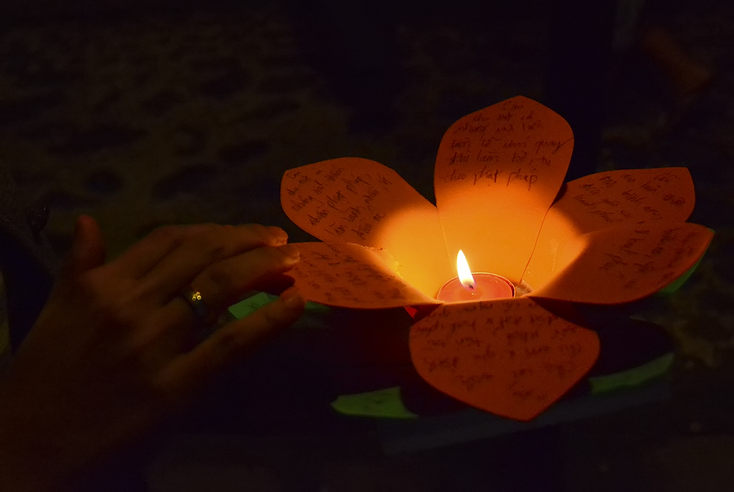 Những điều ước cầu mong gia đ&igrave;nh v&agrave; người th&acirc;n lu&ocirc;n may mắn b&igrave;nh an. Ảnh: Thăng B&igrave;nh.