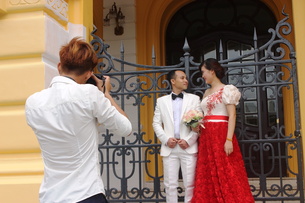 C&ocirc;ng trình hơn 100 năm tu&ocirc;̉i được r&acirc;́t nhi&ecirc;̀u cặp đ&ocirc;i uy&ecirc;n ương đ&ecirc;́n đ&acirc;y chụp ảnh cưới