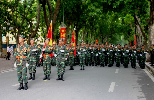 B&ecirc;n trong các khu vực g&acirc;̀n Quảng trường Ba Đ&igrave;nh, các lực lượng di&ecirc;̃u binh chuẩn bị cho buổi t&ocirc;̉ng duy&ecirc;̣t.