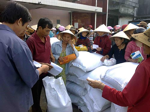 Người nghèo tại tỉnh Bình Định nhận gạo cứu trợ của Chính phủ trong Tết Nguyên đán vừa qua