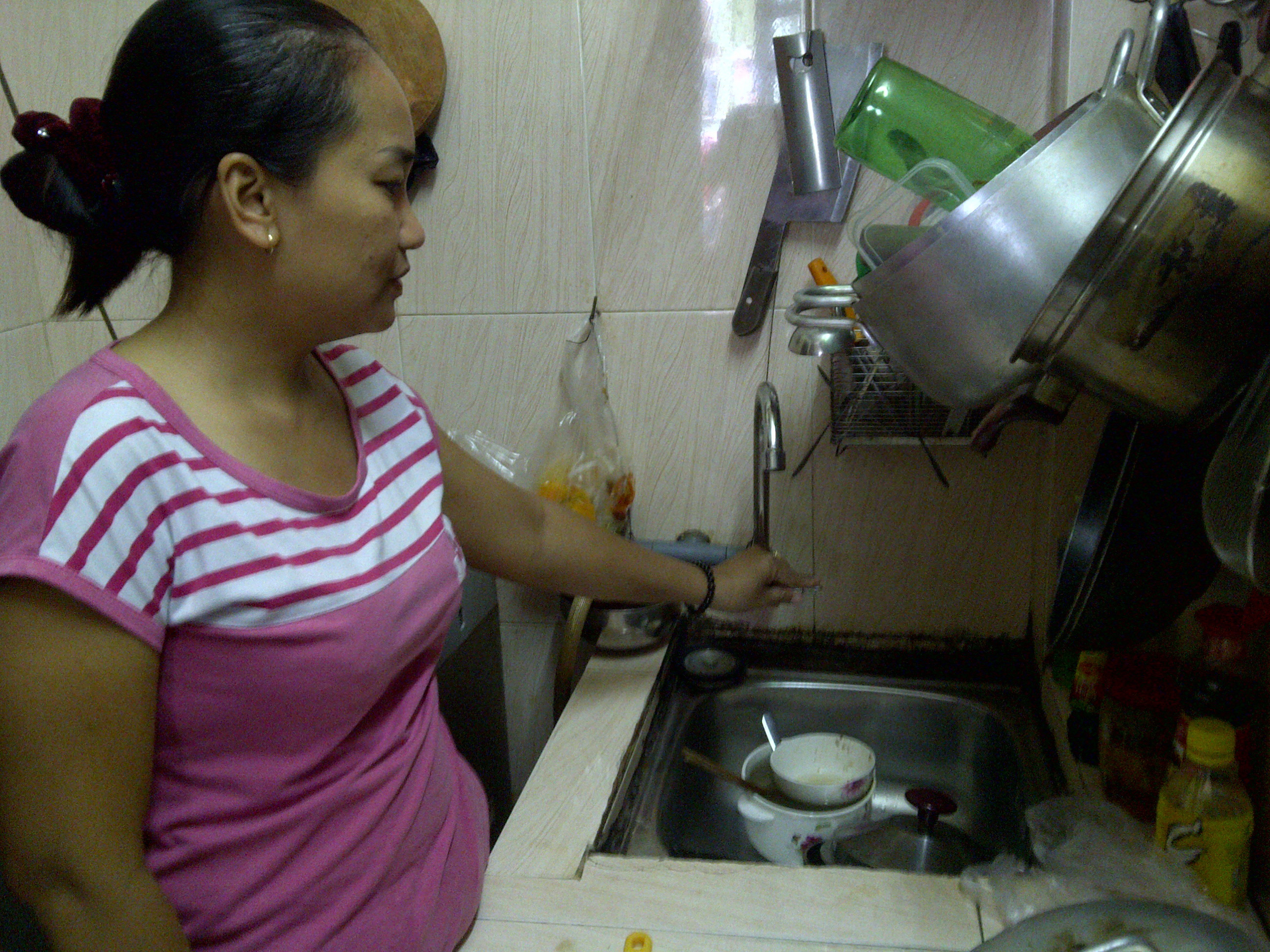 V&ograve;i nước nh&agrave; b&agrave; Nguyễn Thị Thanh Tr&uacute;c, ngụ số 13/45 Phan Anh - phường B&igrave;nh Trị Đ&ocirc;ng, quận B&igrave;nh T&acirc;n, TP HCM - chảy nhỏ giọt v&agrave;o ban ng&agrave;y