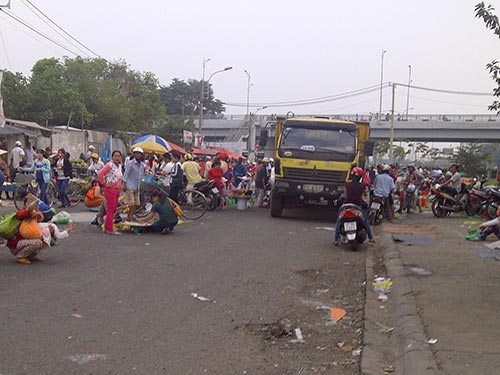 Chịu thua chợ “chạy”?