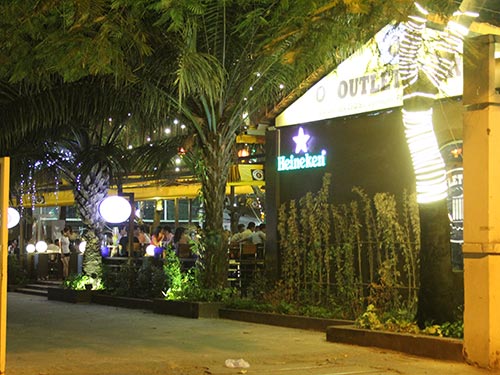 Quán xá dội nhạc, hàng xóm điên đầu