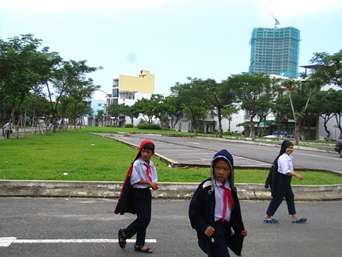 Lấy công viên làm bãi xe: Dân phản ứng