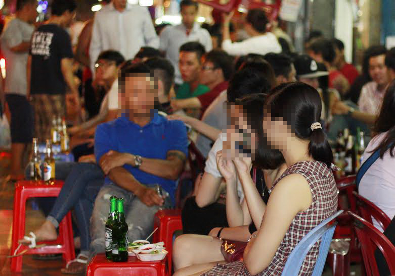Tối đến, các quán nhậu lại đông nghẹt khách đến tận khuya Ảnh: Hoàng Triều