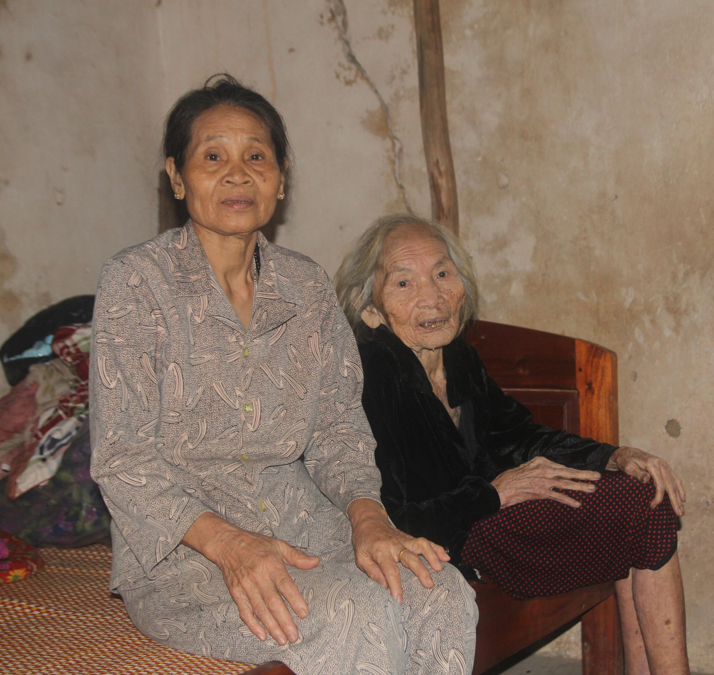 B&agrave; Nguyễn Thị T&aacute;m (phải) đau x&oacute;t khi con m&igrave;nh hy sinh đ&atilde; gần 50 năm nhưng đến nay vẫn chưa được c&ocirc;ng nhận liệt sĩ