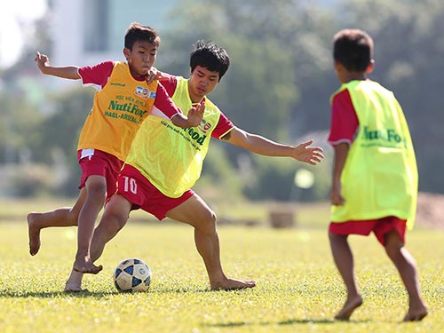 Không để cầu thủ HAGL lùn