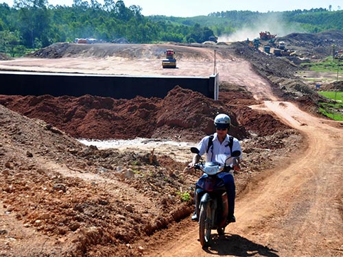 Áp giá đền bù sai lại bắt dân “bồi dưỡng”