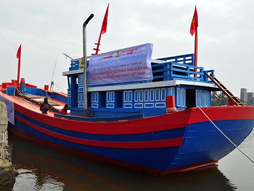 Tiếp sức ngư dân ra khơi