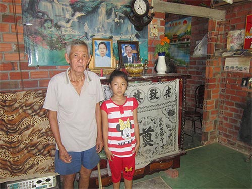 Ch&aacute;u Nguyễn Thị Kim Chi b&ecirc;n &ocirc;ng ngoại trong căn nh&agrave; gạch cũ n&aacute;t