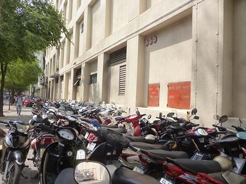 Biến vỉa hè thành bãi giữ xe
