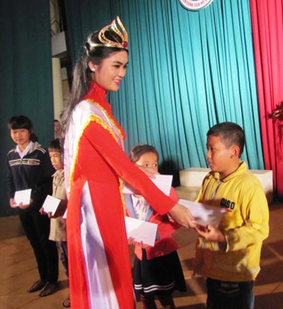 Hoa kh&ocirc;i Người đẹp TP HCM qua ảnh 2014 V&otilde; Thị Quỳnh Đăng về lại qu&ecirc; La Hai (Ph&uacute; Y&ecirc;n) l&agrave;m từ thiện ngay sau khi đăng quang