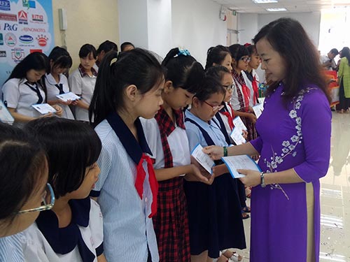 Đại diện nhà tài trợ trao học bổng cho các em học sinh
hiếu học