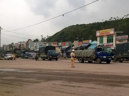 CSGT Công an tỉnh Bình Định điều tiết giao thông sau khi xảy ra kẹt xe tại khu vực cầu Gành vào sáng 19-1