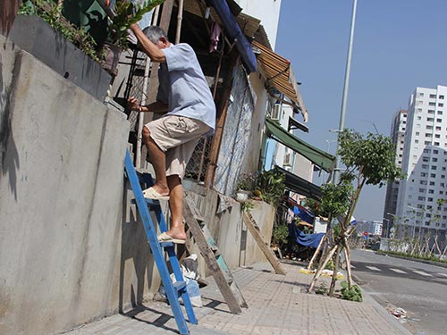 Leo tường mới vào được nhà