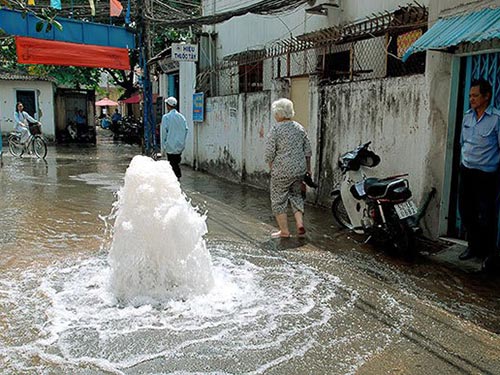 Người d&acirc;n phải trả tiền cho lượng nước thất tho&aacute;t như thế n&agrave;y  Ảnh: NGUY&Ecirc;N QUỐC