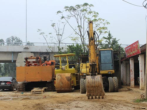 Xây cầu làm hư nhà, bị thu tài sản