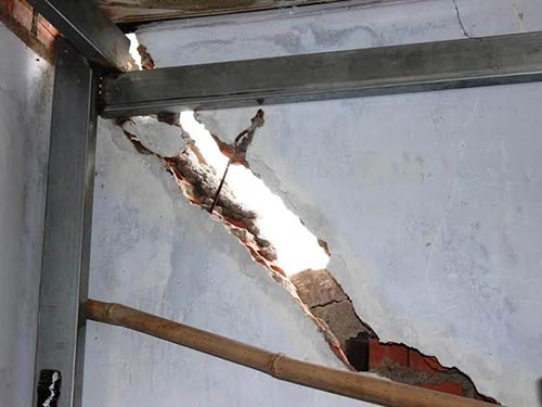 Nằm giữa 2 dự án, hàng loạt nhà bị nứt