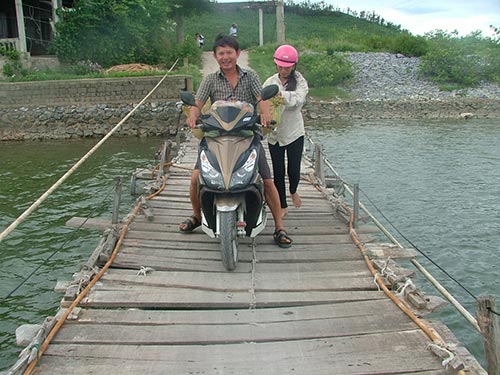 Đánh đu tính mạng với cầu phao