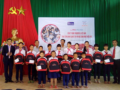 Trao quà cho học sinh nghèo