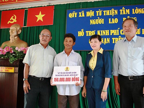 Trao 200 triệu đồng cho ngư dân huyện Cần Giờ