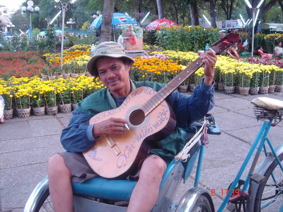 Nghệ sĩ Mai Trần b&ecirc;n c&acirc;y đ&agrave;n guitar. Ảnh Facebook