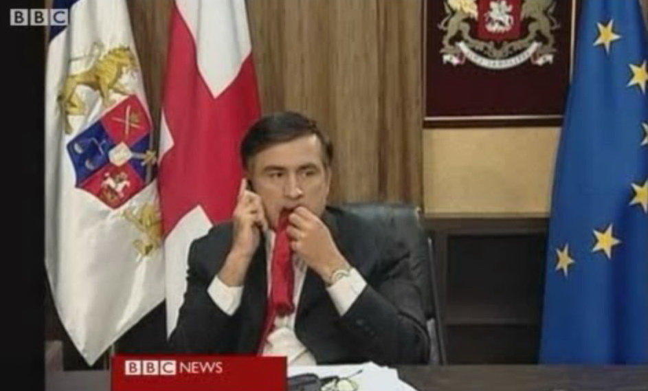 Ảnh chụp đoạn clip &ocirc;ng Saakashvili nhai c&agrave; vạt g&acirc;y b&atilde;o tr&ecirc;n internet. Ảnh: BBC