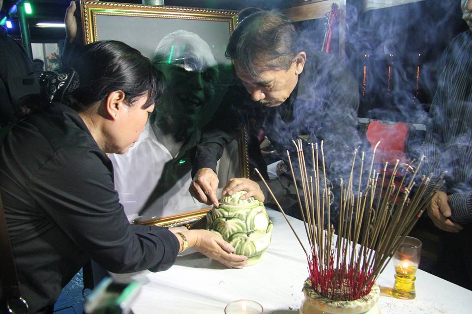 Thực hiện các nghi lễ trước khi rãi tro cốt xuống sông Hàn