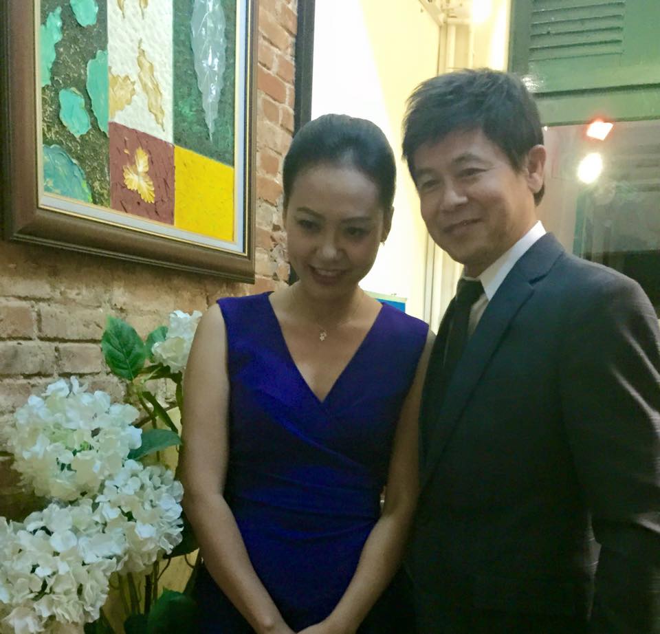 Ca sĩ Thái Châu và diễn viên Hồng Ánh. Hồng Ánh cũng chính là người đã mời anh đến tham gia chương trình