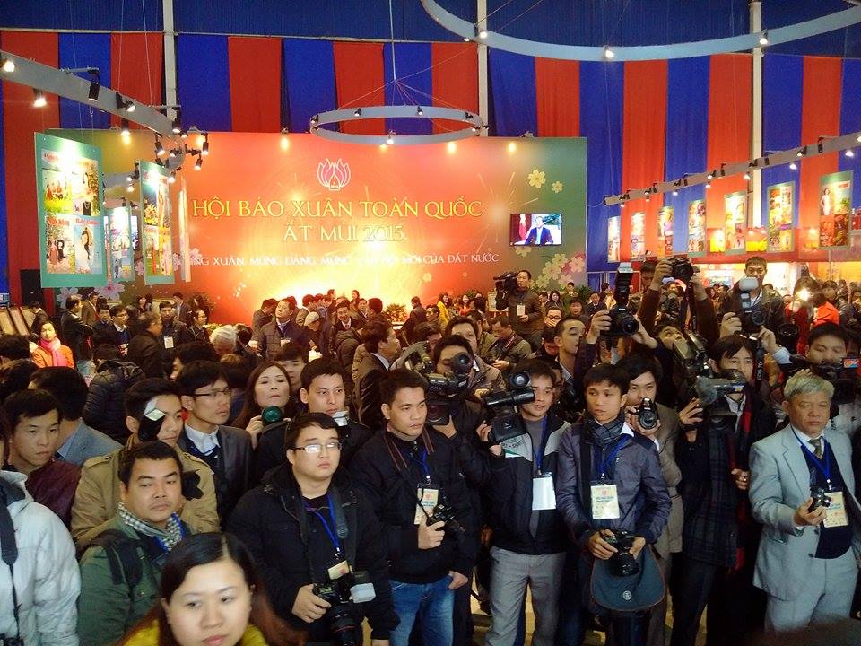 C&aacute;c ph&oacute;ng vi&ecirc;n t&aacute;c nghiệp tại ng&agrave;y hội của m&igrave;nh
