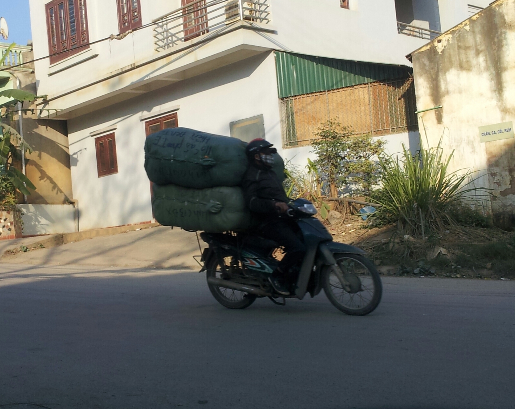 Sau khi hàng lậu vận chuyển qua biên giới trót lọt, hàng sẽ được tập trung ở một số nhà dân hoặc kho ở gần các lối mòn, sau đó có đội quân chạy xe máy chở hàng lậu đợi sẵn để chở ra khu vực thị trấn Đồng Đang, TP Lạng Sơn rồi theo xe, tàu về xuôi tiêu thụ.