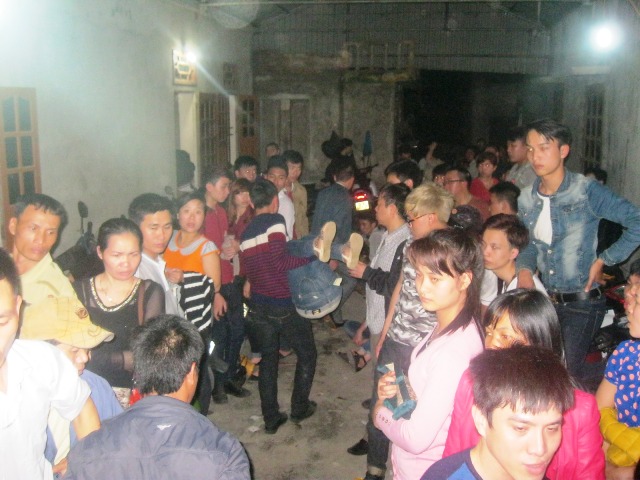 Đưa người bị ngất vào nhà d&acirc;n đ&ecirc;̉ sơ cứu