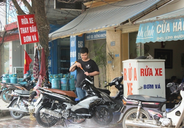 Quán rửa xe đắt hàng. Những chiếc xe được vệ sinh sạch sẽ sau chuỗi ngày dài bám đầy bùn đất
