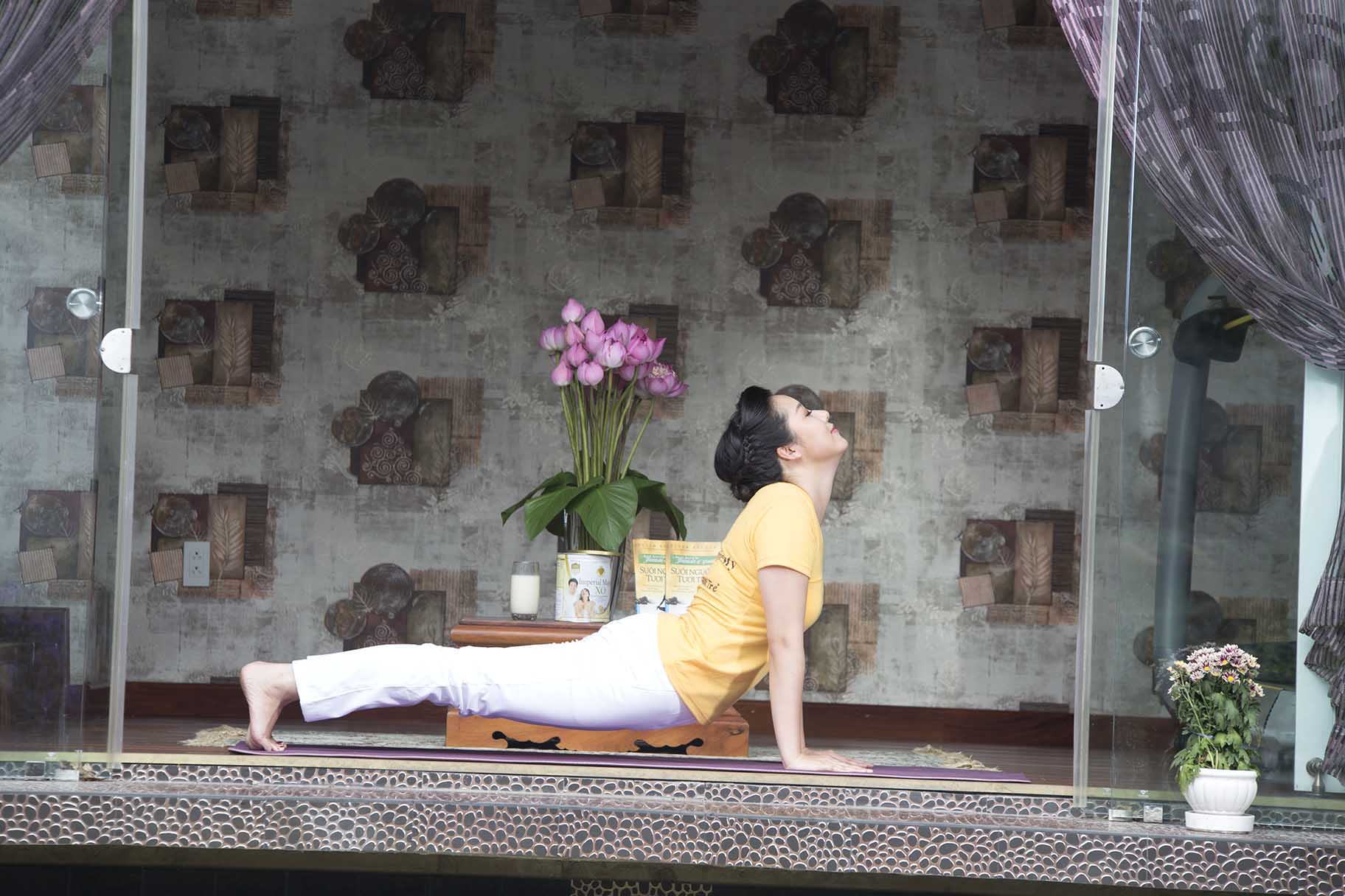 Để giữ thân người võng xuống, hãy giữ cánh tay thẳng, hai bàn tay chống trên sàn, các ngón chân cuốn vào bên trong. Nhẹ nhàng ngửa đầu ra sau hết mức.