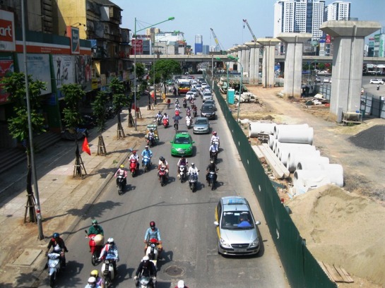 Giữa trưa, cái nắng càng gay gắt, nhiệt độ ngo&agrave;i trời được dự báo l&ecirc;n đ&ecirc;́n 40 đ&ocirc;̣ C