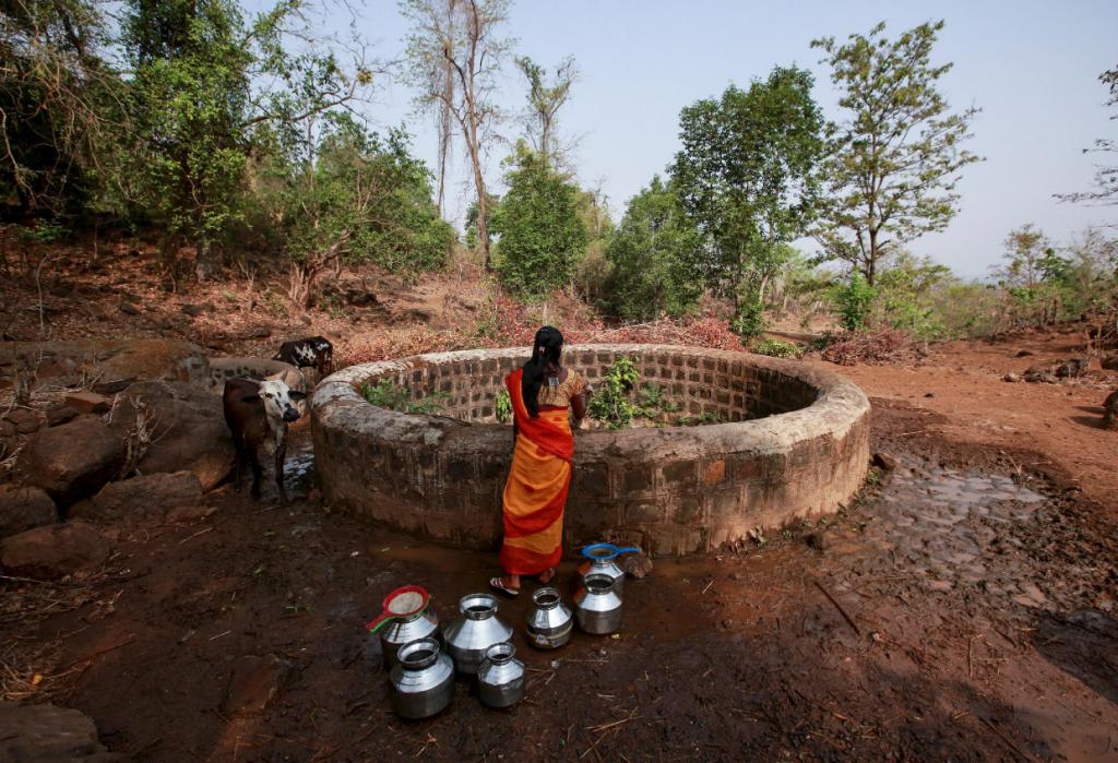 Dân làng Denganmal tới 2 cái giếng ở chân đồi lấy nước. Ảnh: Reuters
