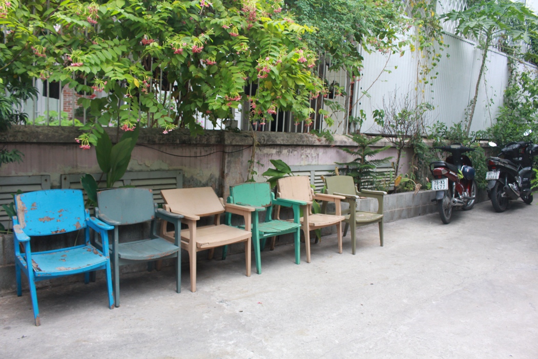 Nếu muốn tr&ograve; chuyện bạn c&oacute; thể ra khoảng s&acirc;n trước qu&aacute;n để kh&ocirc;ng l&agrave;m phiền mọi người trong qu&aacute;n