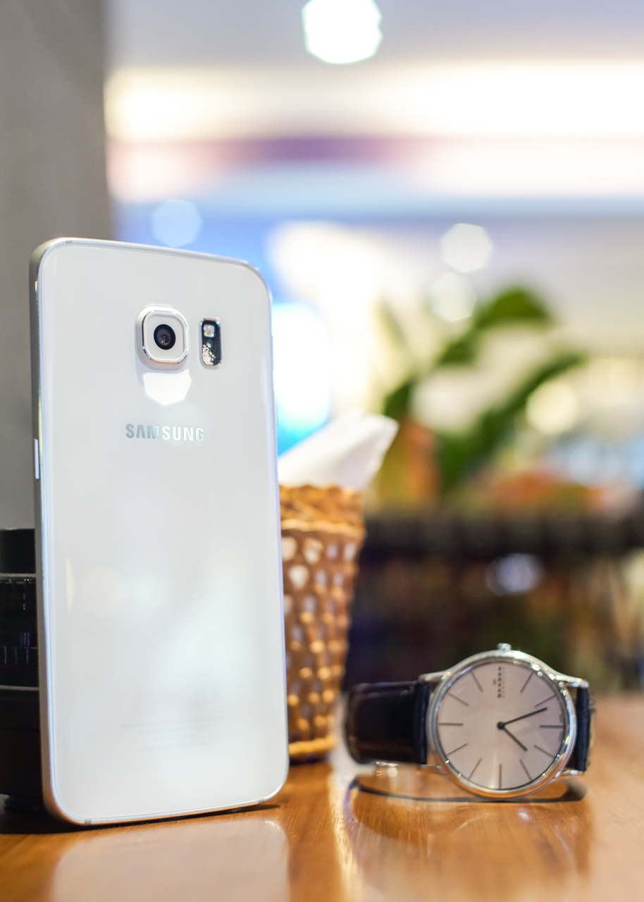 Ngoài màn hình cong ở hai cạnh bên ra, S6 Edge không có nhiều khác biệt về thiết kế so với người anh em S6.