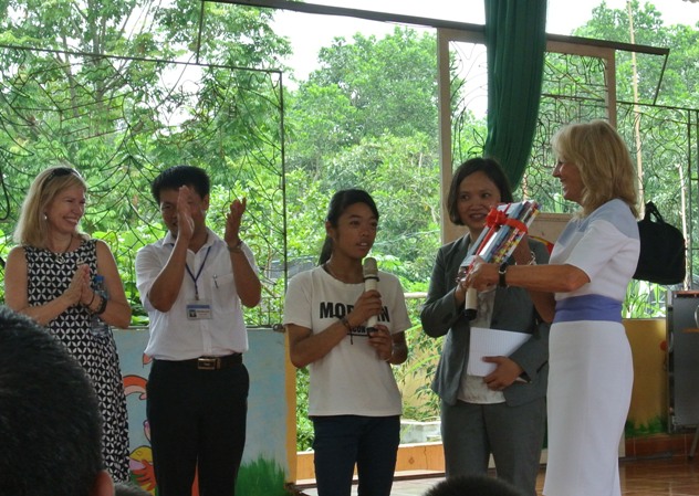 B&agrave; nhận m&oacute;n qu&agrave; của c&aacute;c em nhỏ