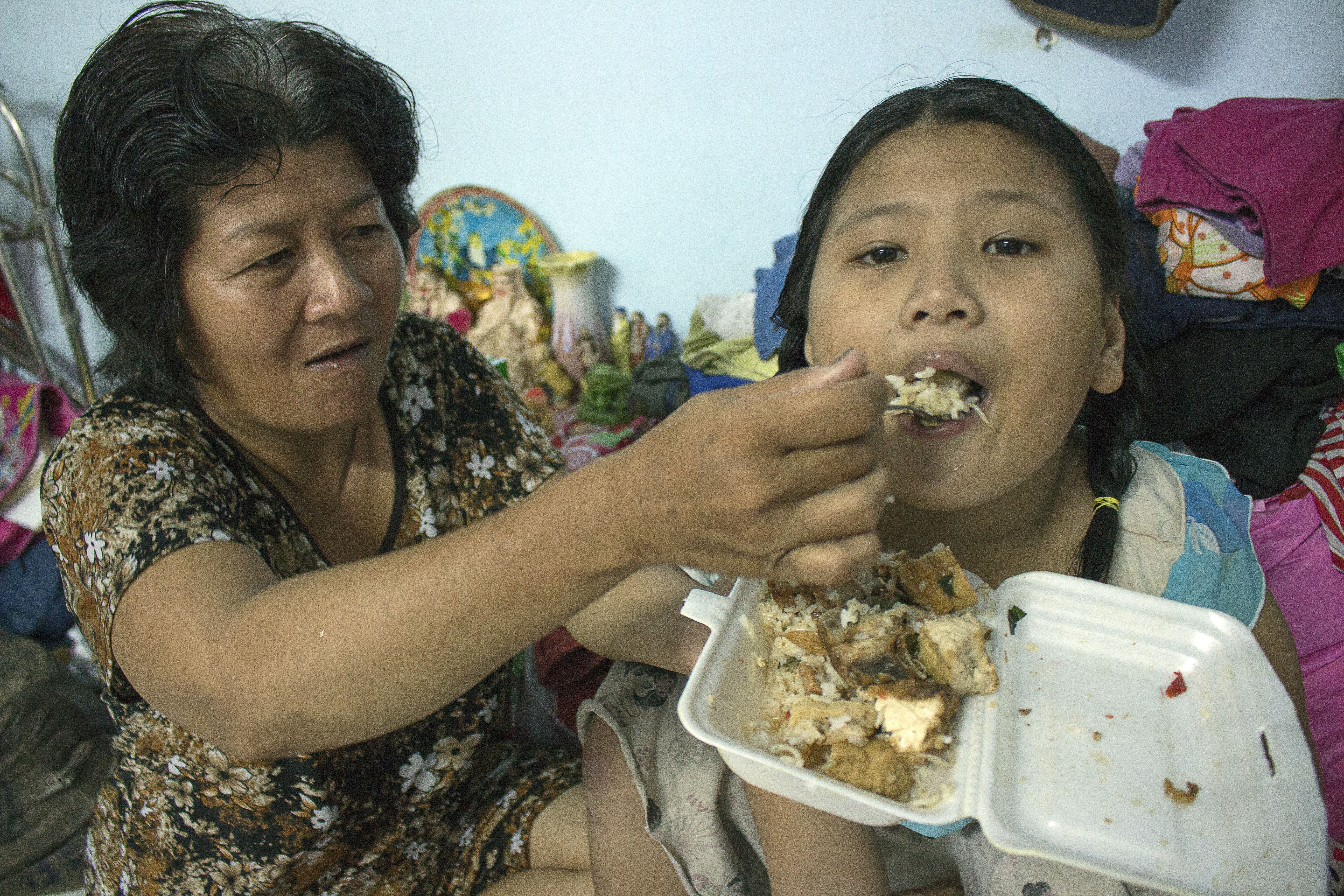 thương hoàn cảnh của bà, nhiều người bán hàng dọc đường để dành đồ ăn thừa cho mẹ con bà. Dù vậy bà vẫn tiết kiệm, 3 mẹ con ăn chung một hộp cơm vào buổi trưa