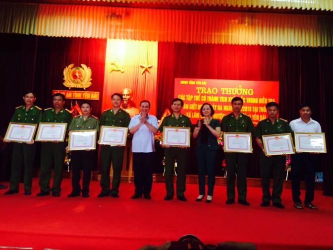 B&iacute; thư tỉnh ủy v&agrave; Chủ tịch tỉnh Y&ecirc;n B&aacute;i đ&atilde; trao thưởng n&oacute;ng cho c&aacute;c đơn vị tham gia ph&aacute; &aacute;n