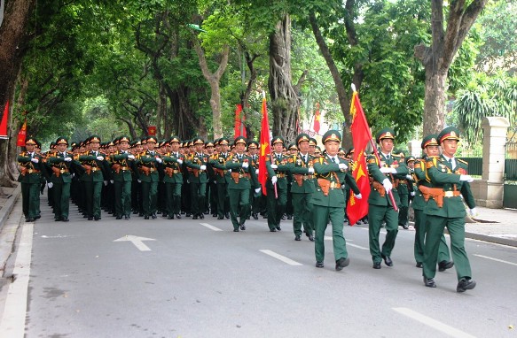B&ecirc;n trong các khu vực g&acirc;̀n Quảng trường Ba Đ&igrave;nh, các lực lượng di&ecirc;̃u binh chuẩn bị cho buổi t&ocirc;̉ng duy&ecirc;̣t.