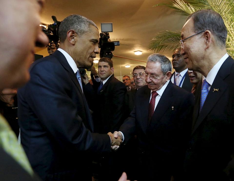 Tổng thống Mỹ Barack Obama v&agrave; Chủ tịch Cuba Fidel Castro bắt tay nhau tại lễ khai mạc OAS tối 10-4. Ảnh: Reuters