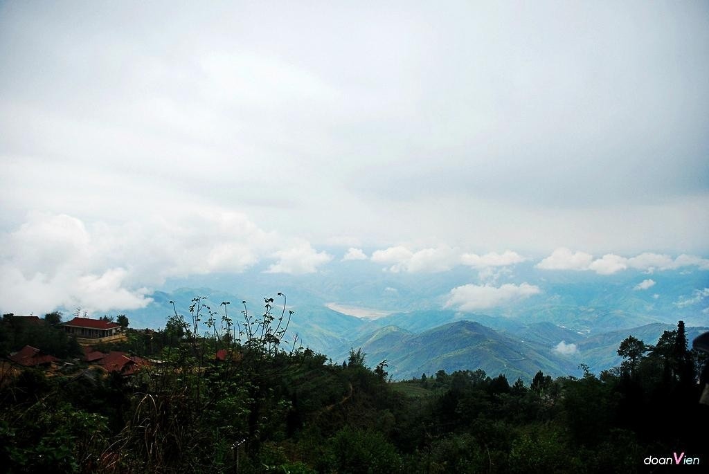 Vướng v&iacute;t c&ugrave;ng bản l&agrave;ng 