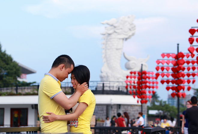 Nhiều cặp đ&ocirc;i sắp cưới cũng t&igrave;m đến để lưu lại kỷ niệm.