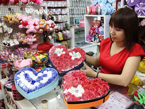 Quà tặng 8-3: “Độc”, lạ, giá cao