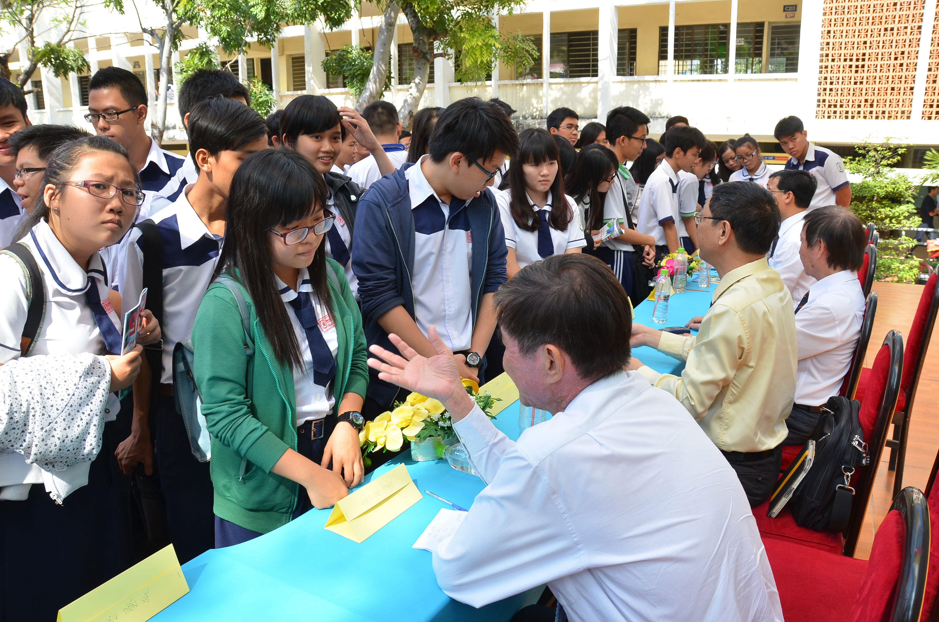 Thí sinh rất quan tâm đến thông tin tuyển sinh ĐH-CĐ năm 2015 Ảnh: TẤN THẠNH